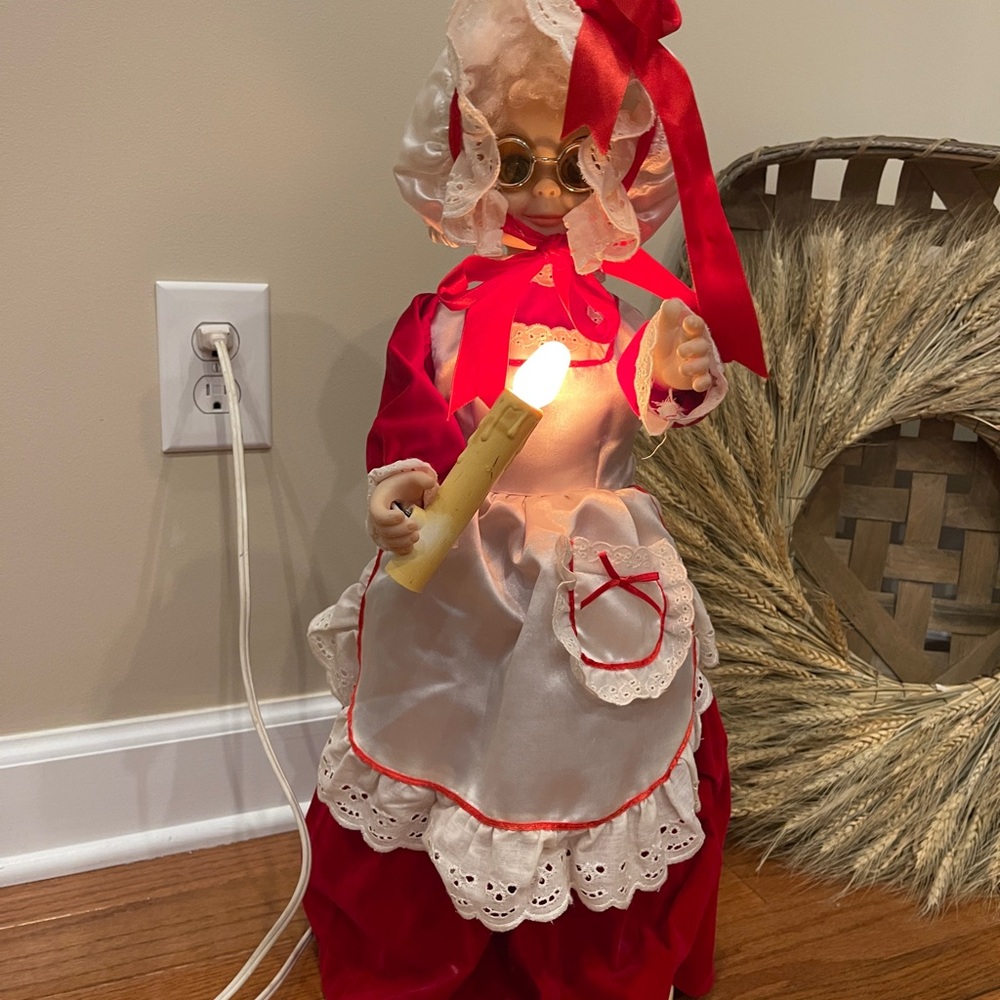 Vintage Rennoc Mrs. Claus Animated Christmas Holiday Doll with Light WORKS!